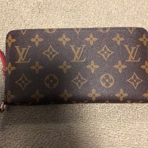 L. V.  Insolite wallet